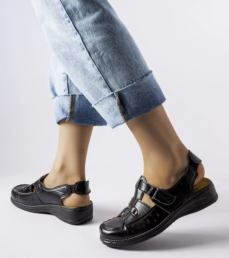 Schwarze durchbrochene Sandalen von Nekra