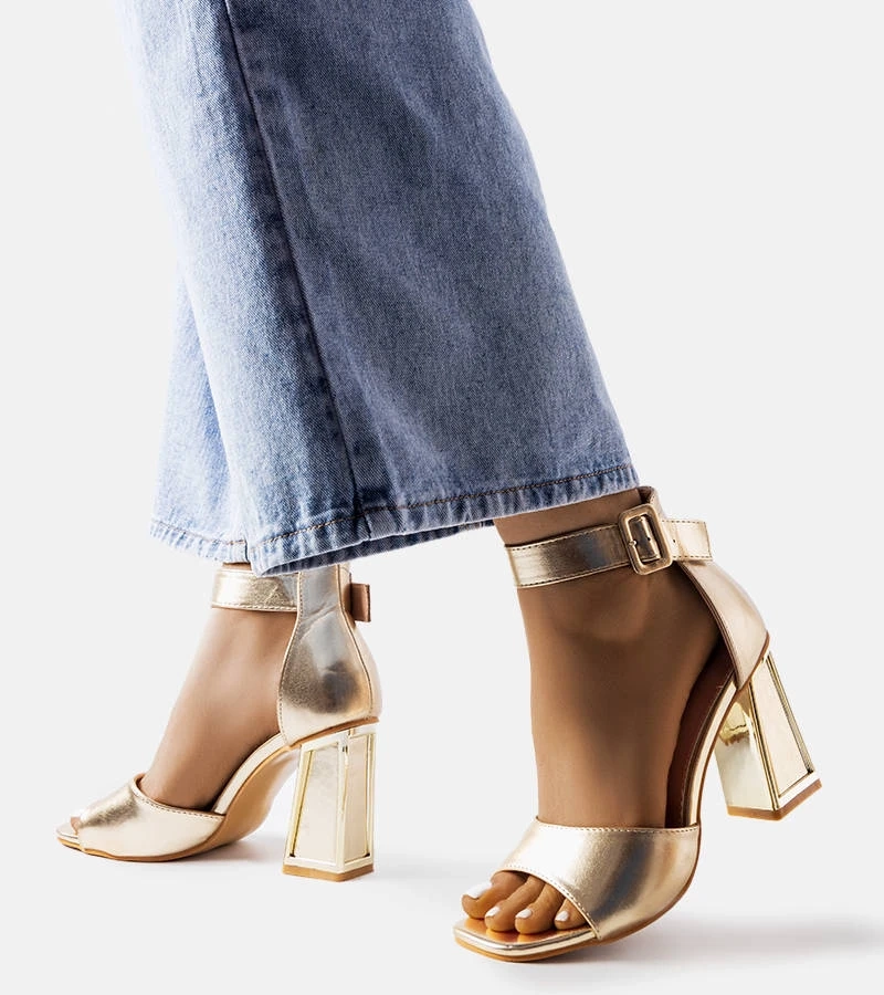 Goldene Stilettosandalen von Marlens