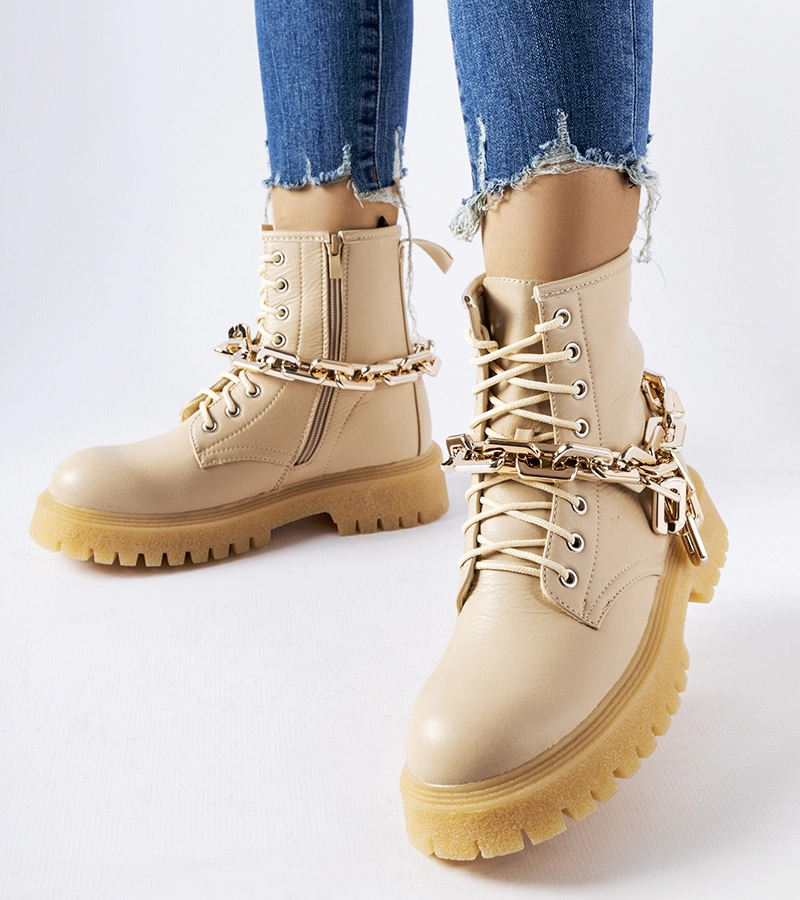 Beige Bowling-Trapper mit Kette