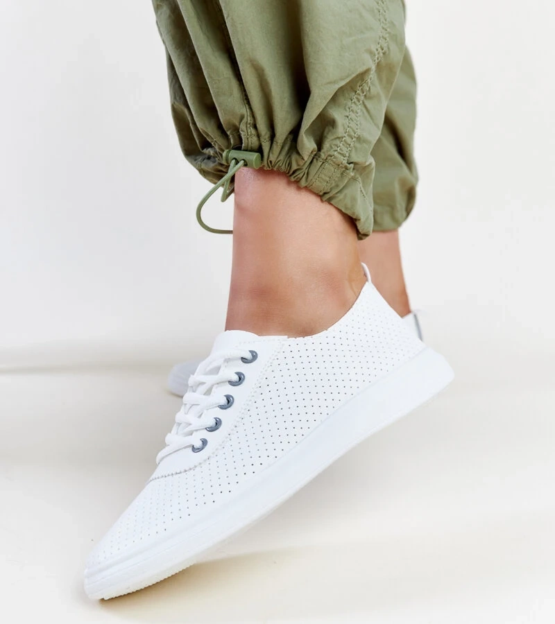 Weiße durchbrochene Turnschuhe von Katinka