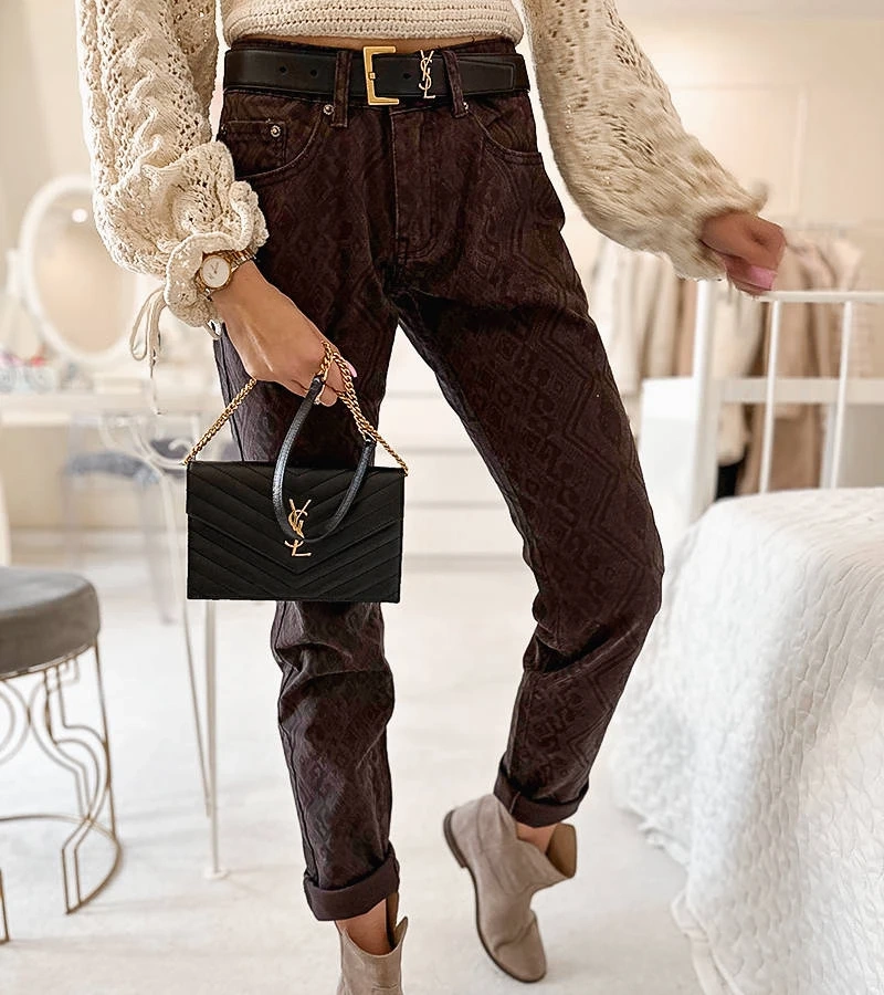 Dunkelbraune Hose mit Pelchat-Gürtel