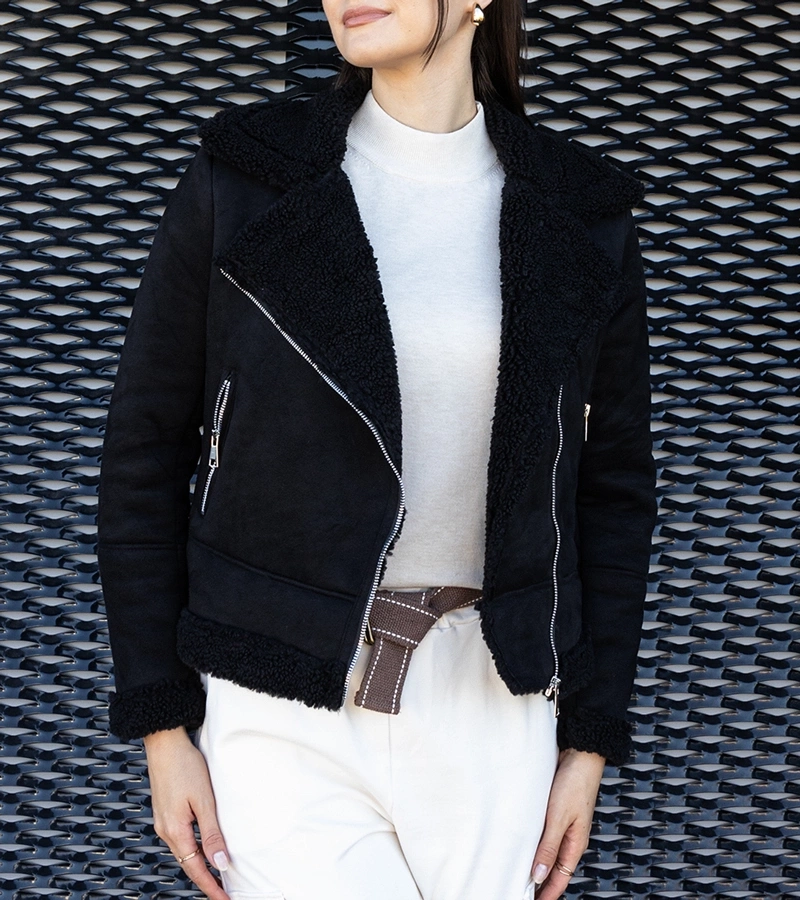 Czarny ocieplany kożuch Sakenra po niemiecku to: **Schwarzer gefütterter Pelz Sakenra**.