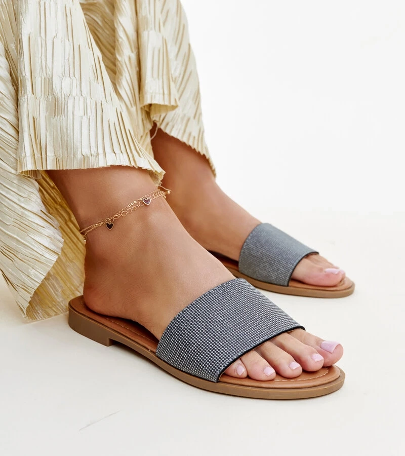 Anils glänzende schwarze Flip-Flops