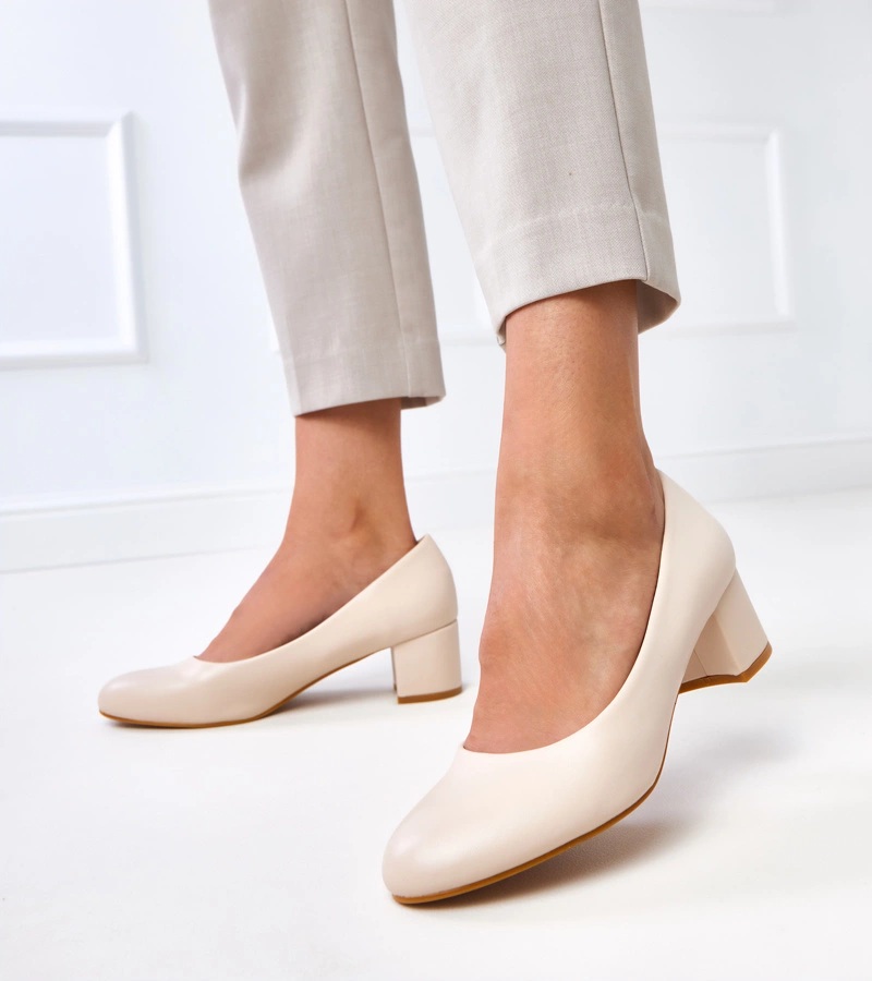 Beige Pumps mit niedrigem Blockabsatz Polili