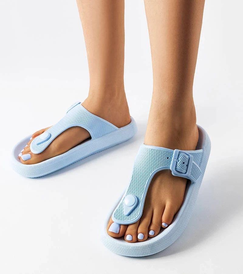 Blaue japanische Sandalen auf der Moretti-Plattform