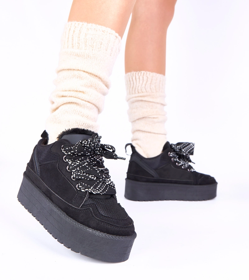 Schwarze Plateausneaker mit dekorativer Schnürung Sesuna