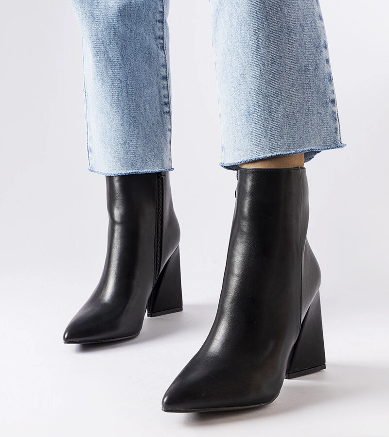 Schwarze Stiefeletten auf asymmetrischem Absatz Abelina