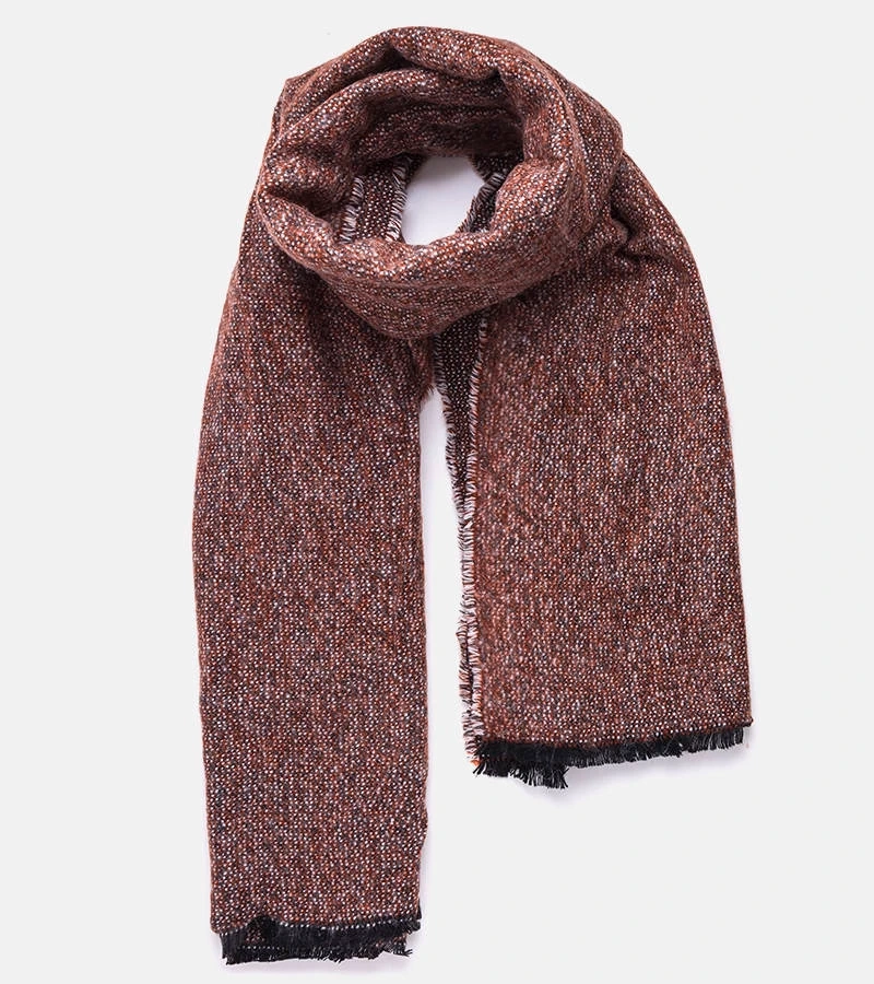 Der orangefarbene Schal von Selah