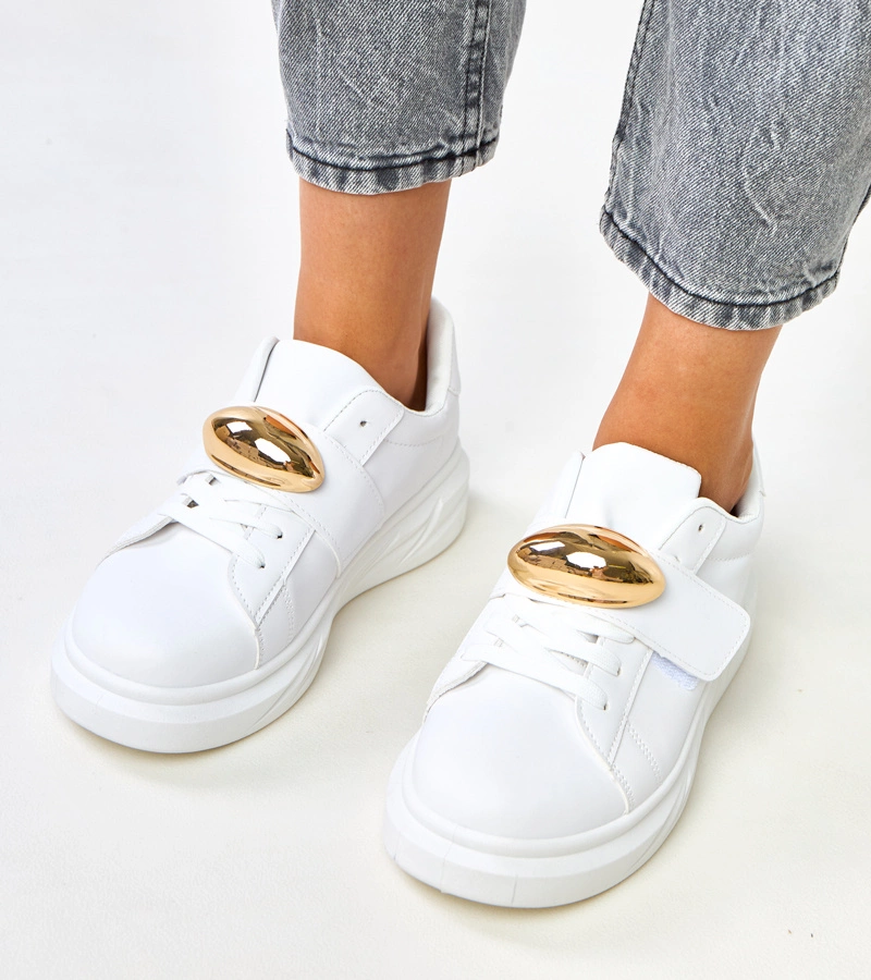 Weiße Sneaker auf Plateausohle mit goldenem Akzent Melania