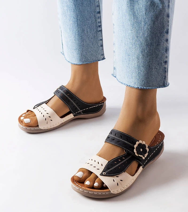 Schwarze Pantoletten mit niedrigem Keilabsatz von Jolanta