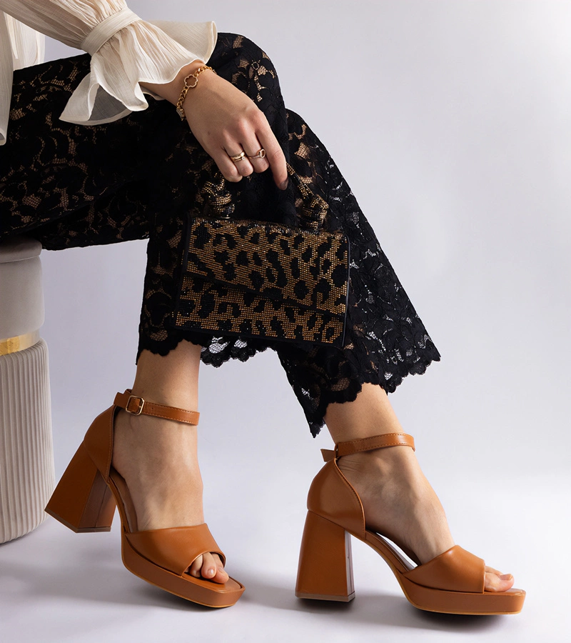 Braune Sandalen mit massivem Absatz Isolina