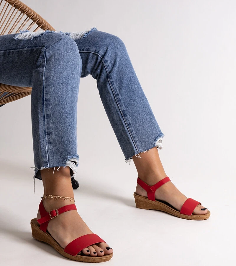 Rote Sandalen aus Makdaka-Kunstleder
