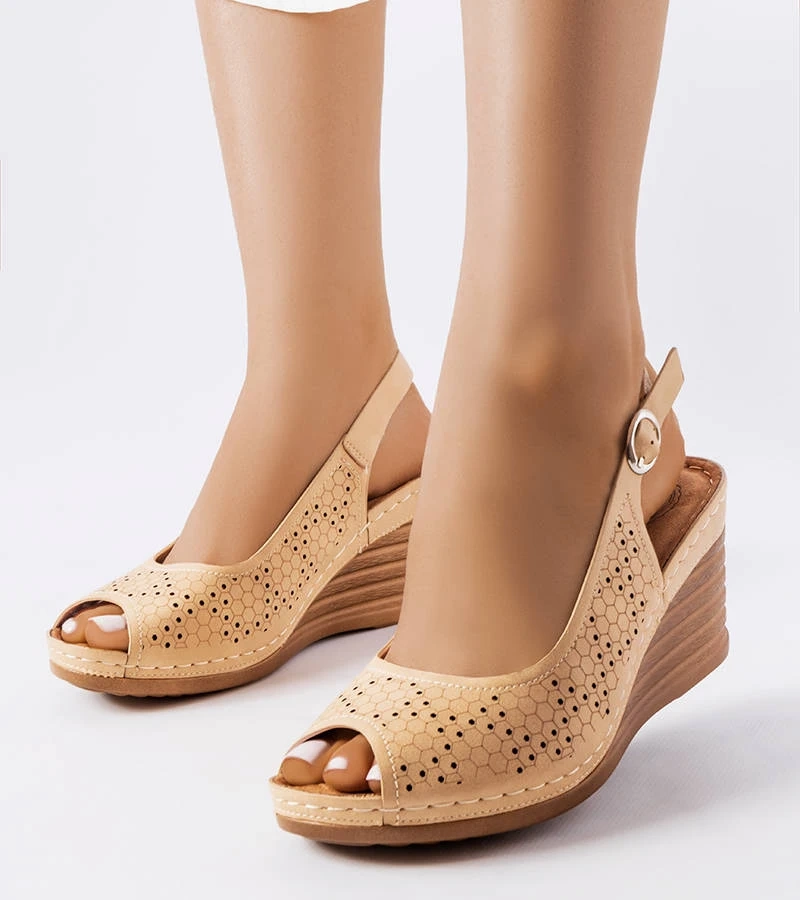 Beige durchbrochene Keilsandalen Emeral
