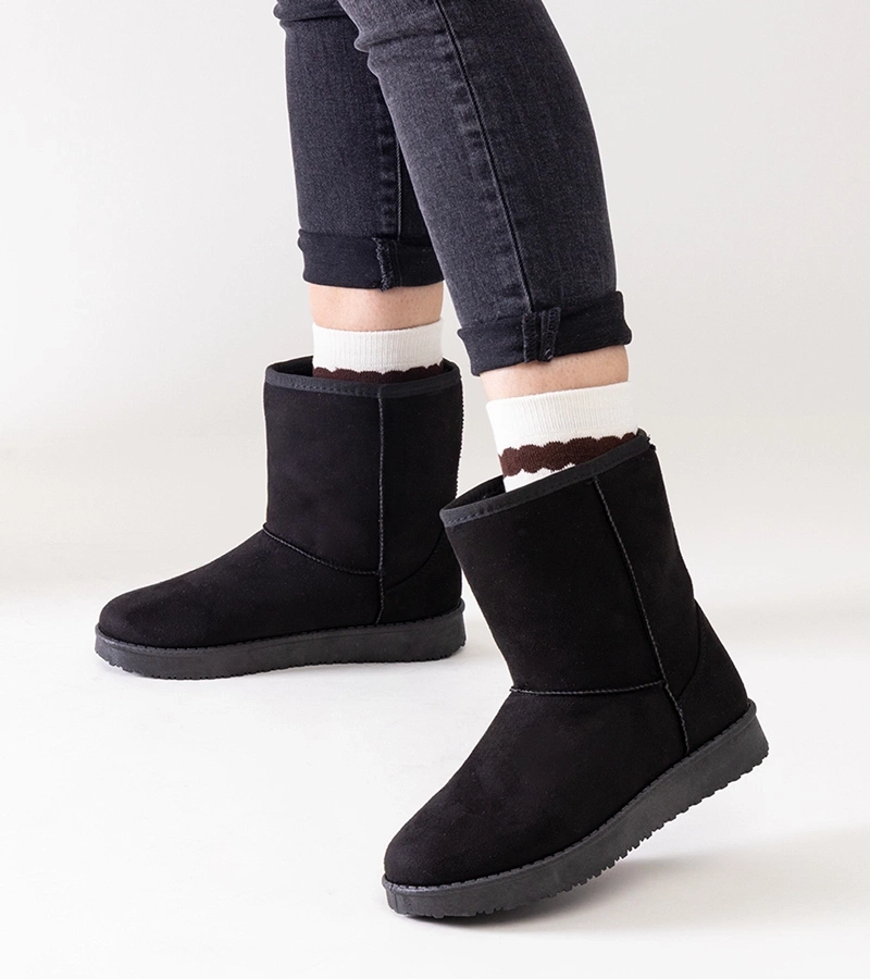 Czarne ocieplane klasyczne śniegowce Libero po niemiecku to: **Schwarze gefütterte klassische Schneestiefel Libero**.