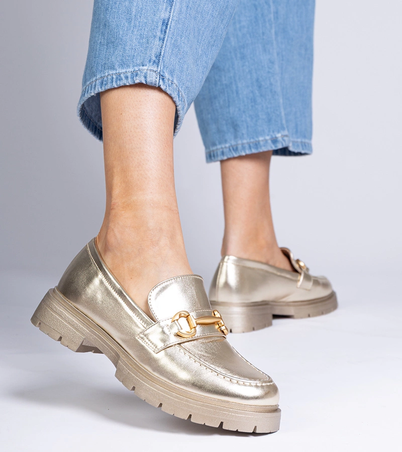 Goldene elegante Mokassins mit Letty-Verzierung