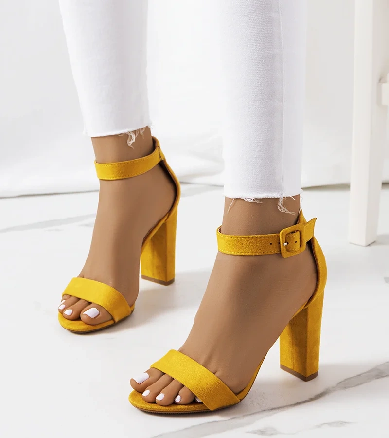 Żółte czółenka na słupku z motywem skóry wężą Dolores