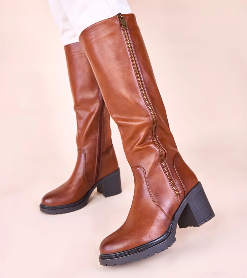 Braune Stiefel mit Absatz und elastischem Einsatz Akia