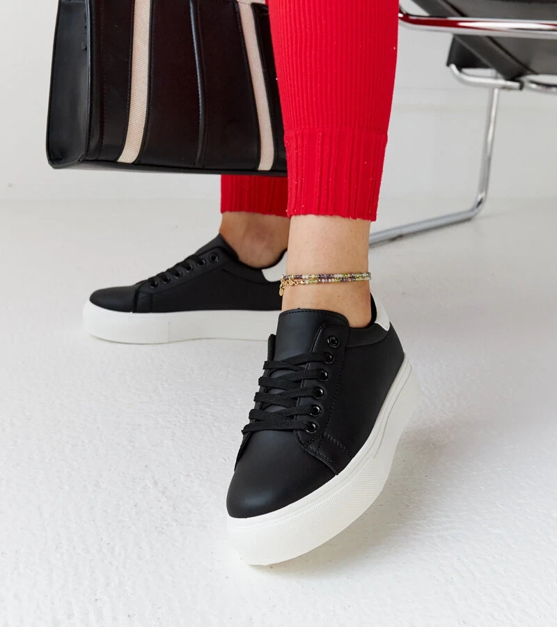 Schwarz-weiße Sneakers mit dicker Sohle Ruta