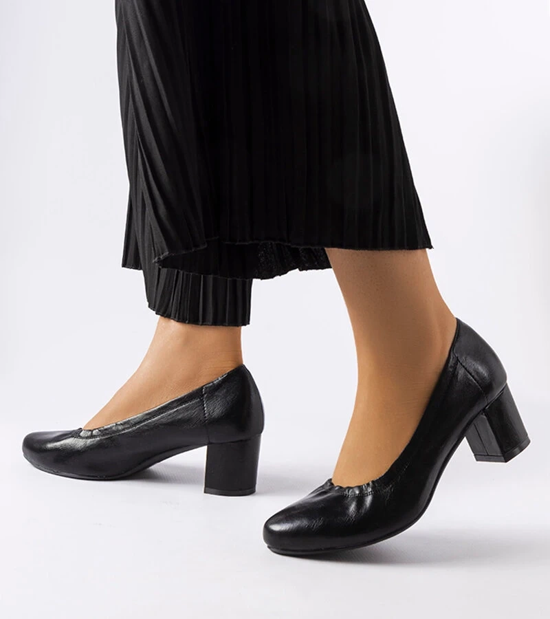 Schwarze Pumps auf Pfennigabsatz von Ploufe