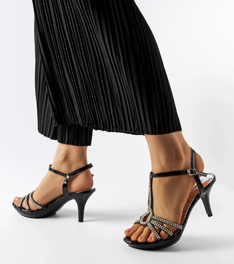 Schwarze Stilettosandalen mit Zirkonen von Levane