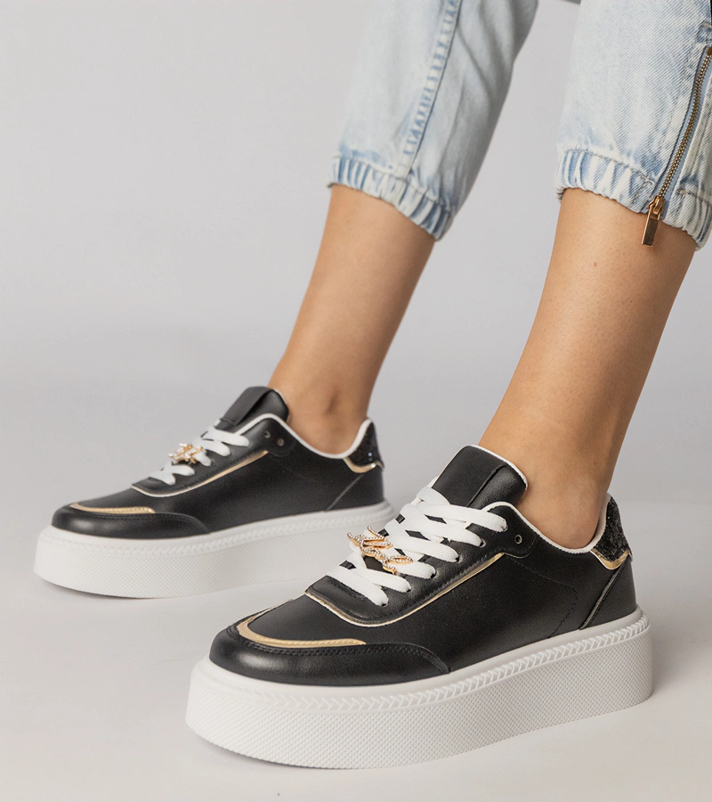 Schwarze Sneaker verziert mit Glitzer und Strasssteinen Felura
