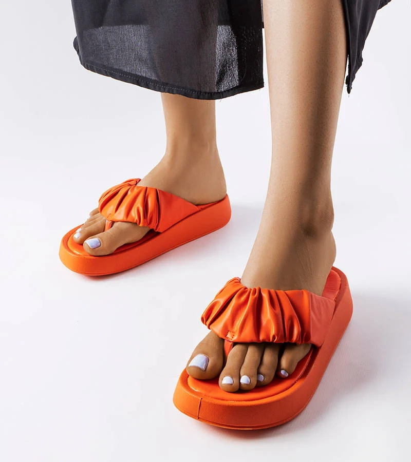 Orangefarbene japanische Sandalen mit Falten von Filippo