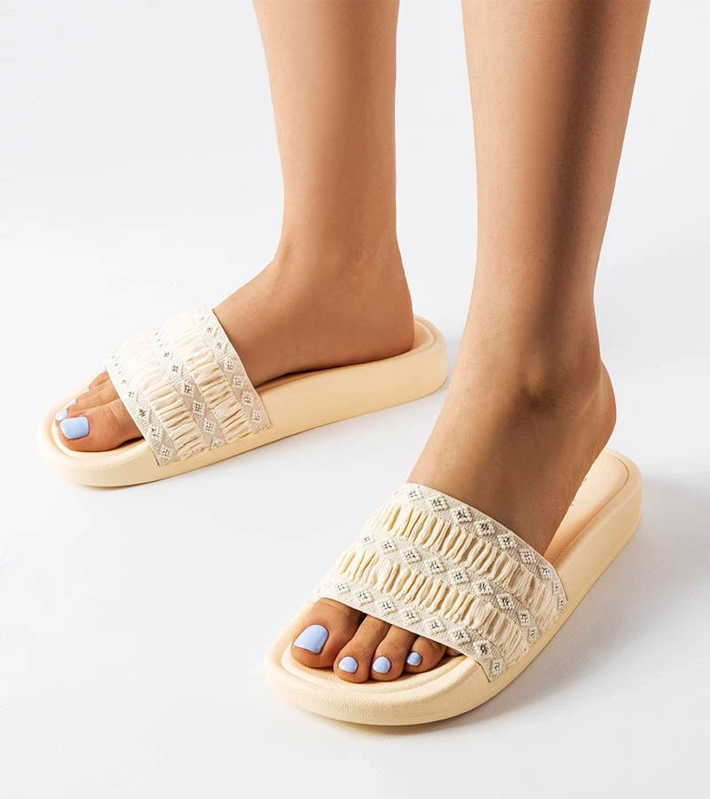 Beige Pantoletten von Ernesto mit Raffung verziert