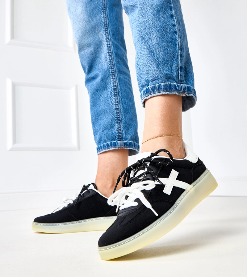 Schwarze Sneakers auf Plateausohle mit weißem Einsatz Eriksen