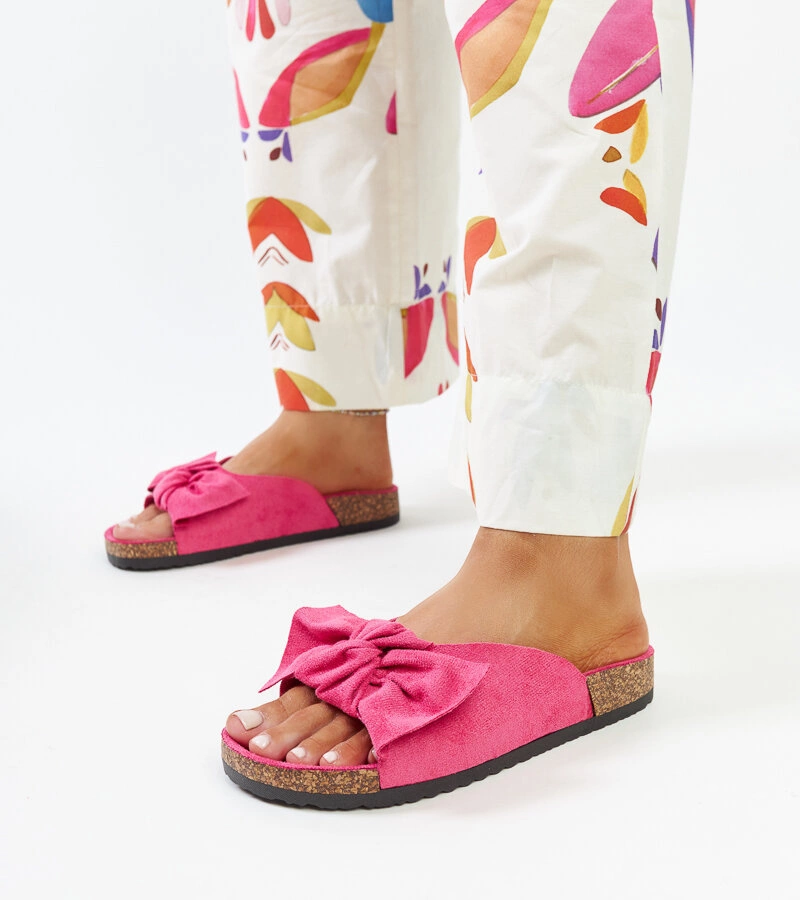 Beżowe klapki z łańcuchem Levy