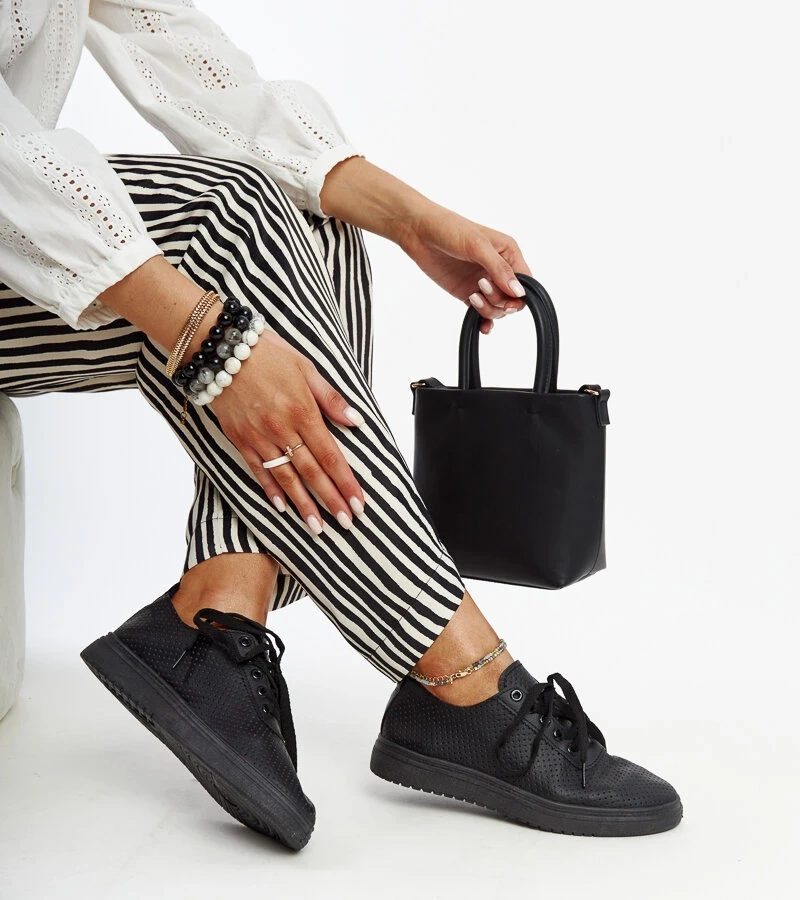 Schwarze durchbrochene Segana-Turnschuhe