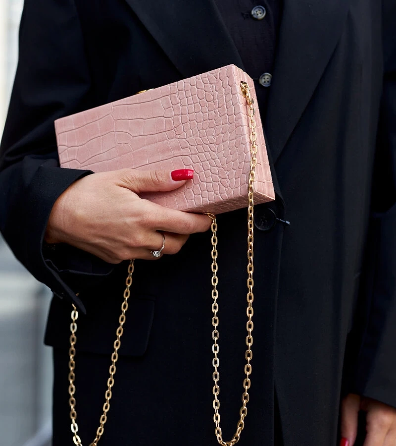 Rosa Dratche Handtasche im Kofferstil mit Kette