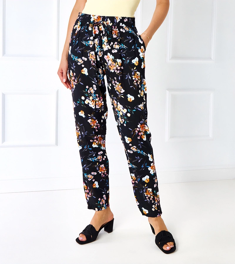 Czarna Hose mit Blumen von Bazzi.