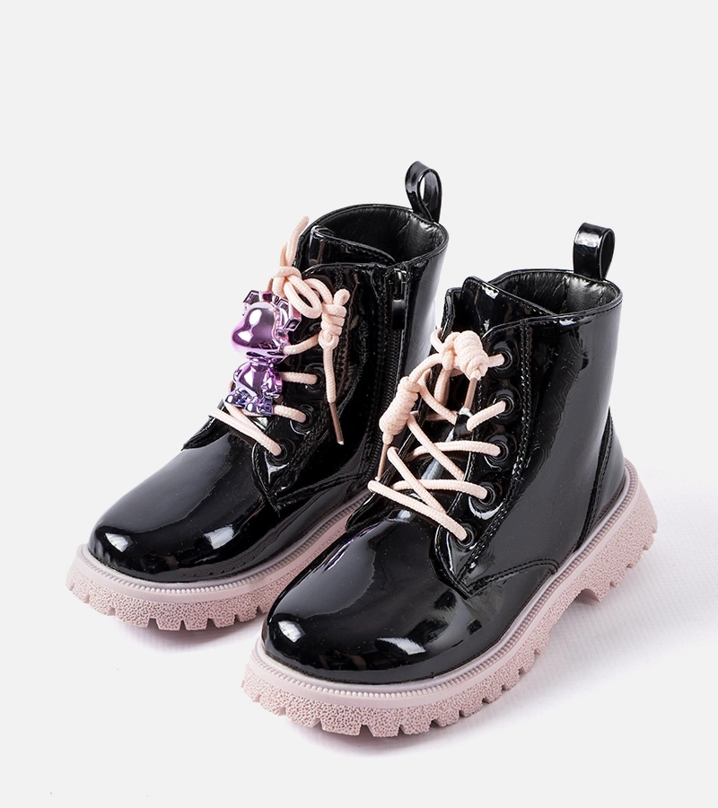 Schwarz-Rosa lackierte Trapperstiefel mit Orso Bär