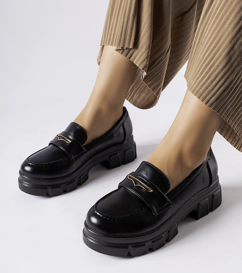 Schwarze Mokassins mit sichtbarem Fuori-Profil