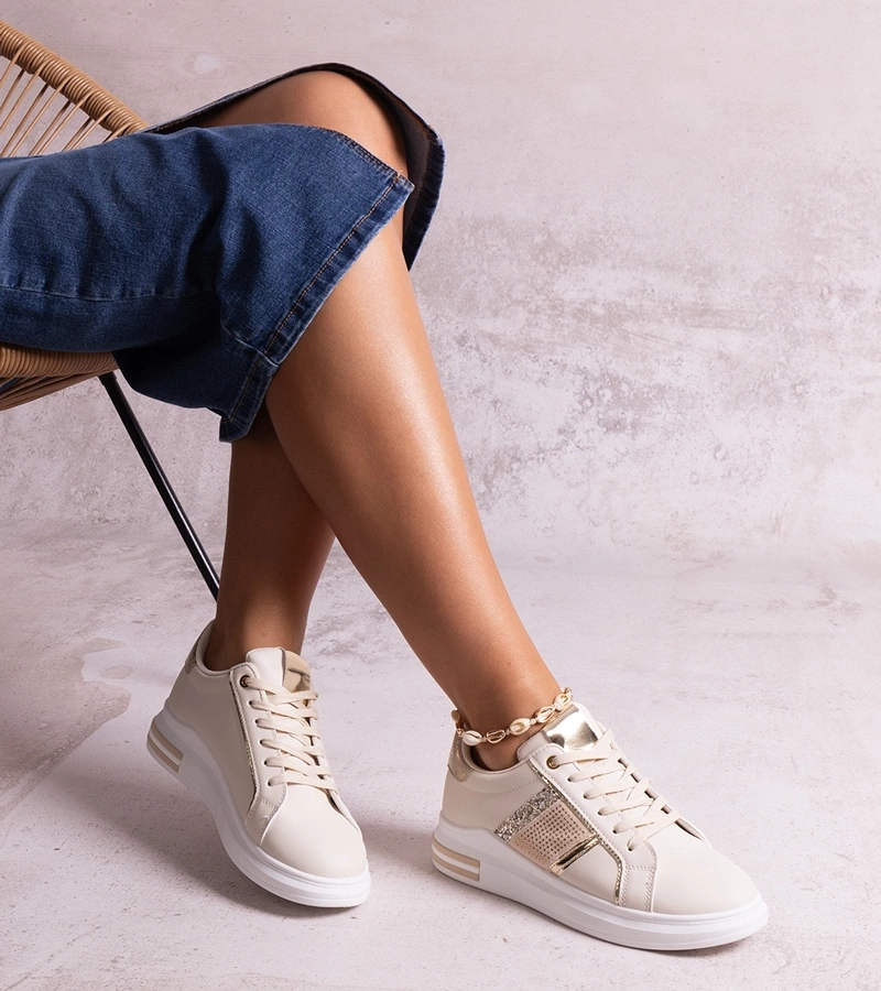 Beige Sneakers verziert mit Zirkonen von Xarles