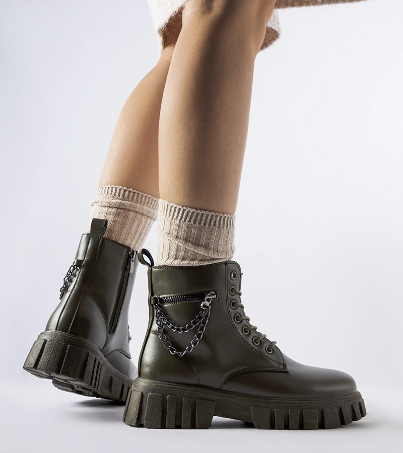 Dunkelgrüne Stiefeletten mit Tasche von Spadafore