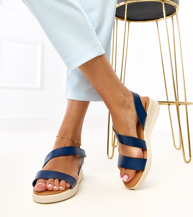 Dunkelblaue Sandalen auf niedrigem Keilabsatz Verkado