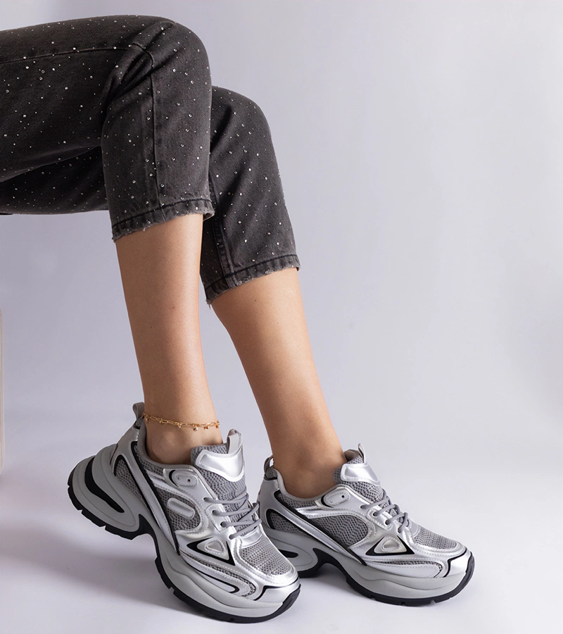 Silberne Sneaker mit massiver Sohle Adoma