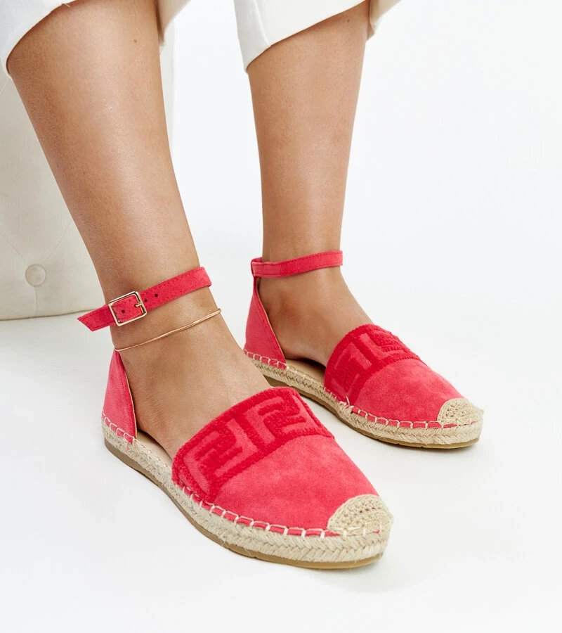 Dunkelrosa Espadrilles mit dekorativen Stickereien von Sonja