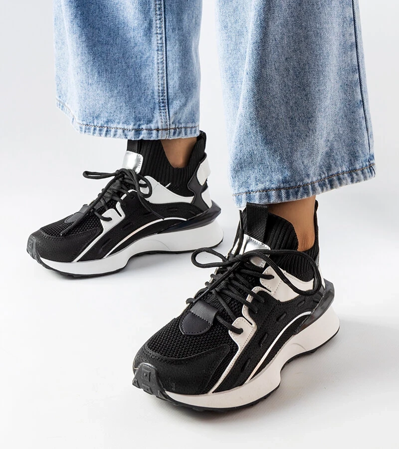 Schwarz-weiße stilvolle Sneakers von Begins