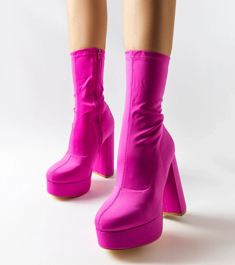 Rosa Satin-Stiefeletten auf massivem Blockabsatz von Glus