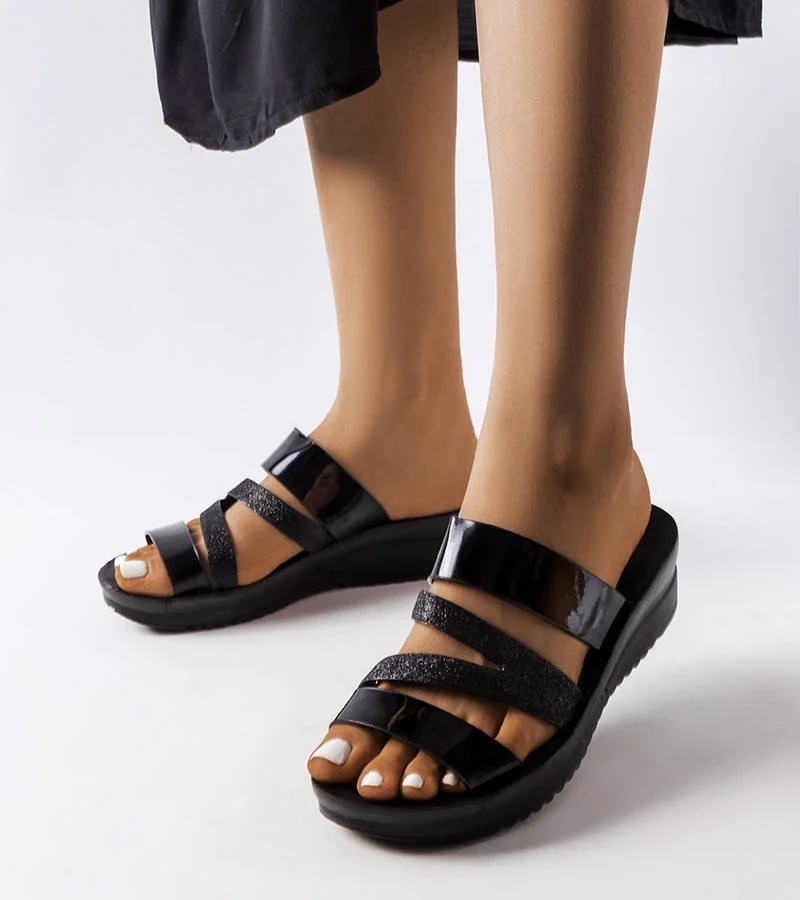 Schwarze glänzende Pantoletten von Loli