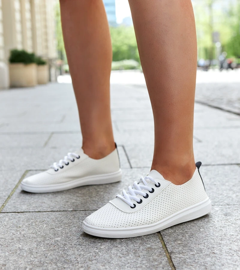 Weiße durchbrochene Turnschuhe von Katinka