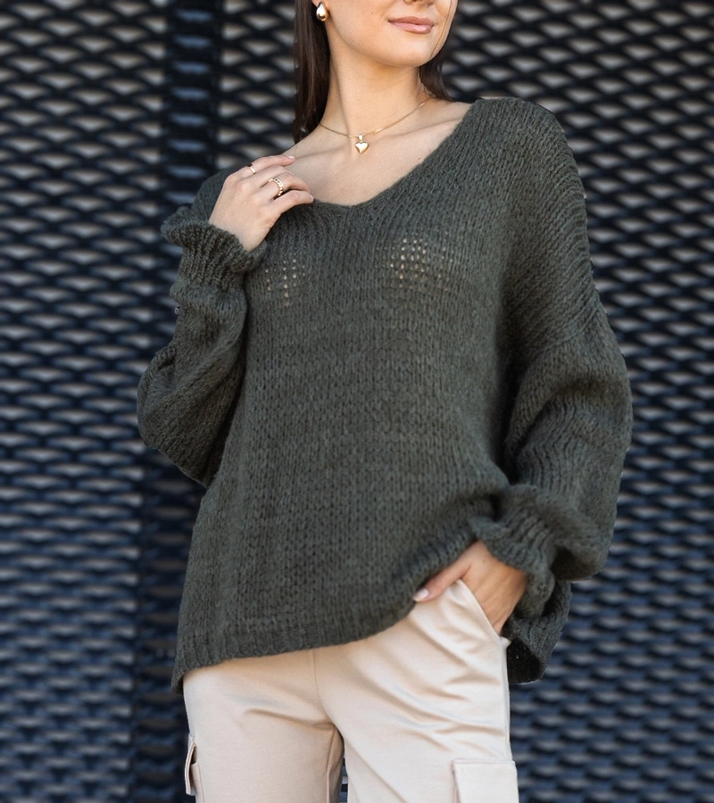 Zielony sweterek z dekoltem w serek Gista po niemiecku to: **Grüner Pullover mit V-Ausschnitt Gista**.