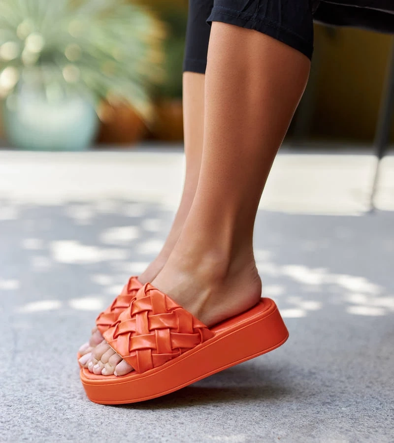 Orangefarbene Pantoletten auf der Colonnello-Plattform