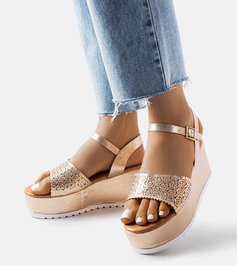 Goldene durchbrochene Plateau-Sandalen von Stockton