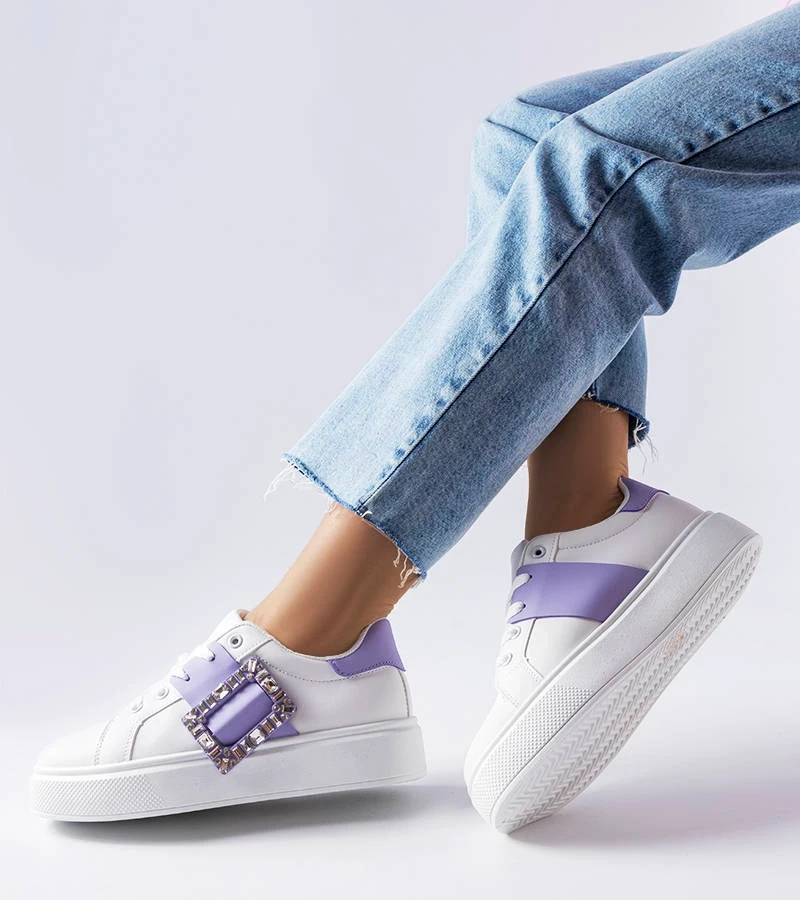 Weiße Sneakers verziert mit einem lila Schnalle von Ike
