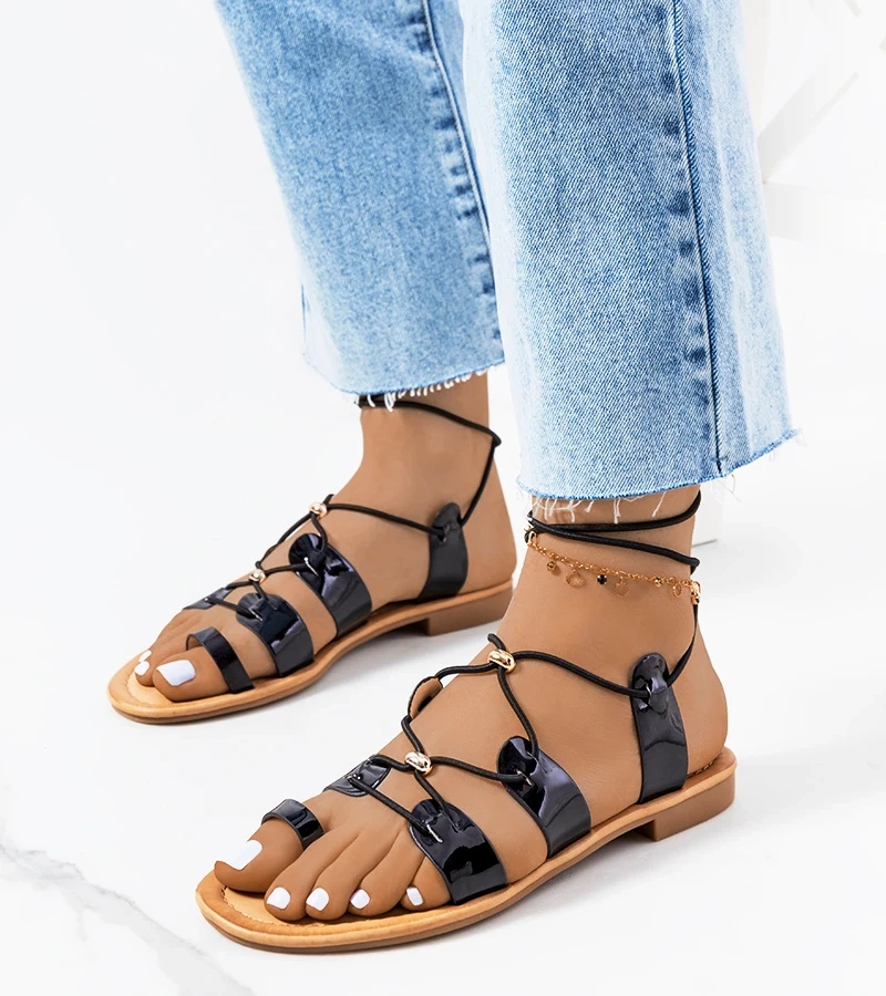 Schwarze lackierte Sandalen von Albertis