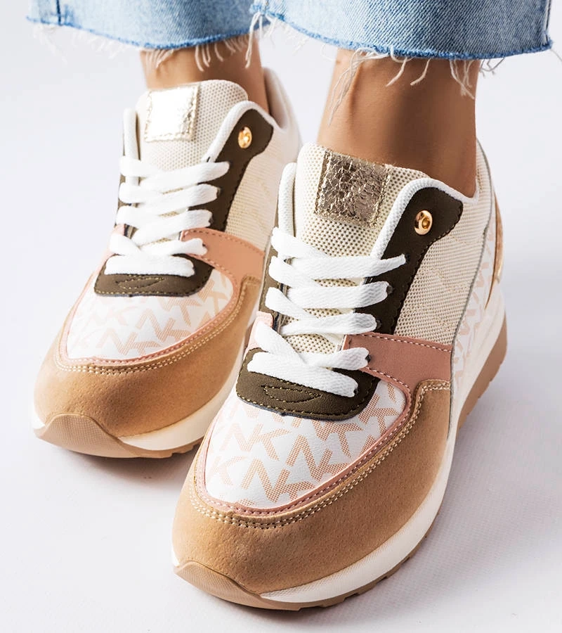 Beige Sneakers mit dekorativen Einsätzen von Mireault