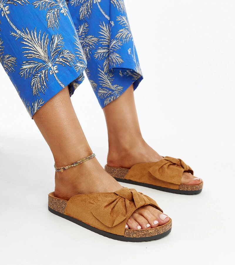 Beżowe klapki z łańcuchem Levy